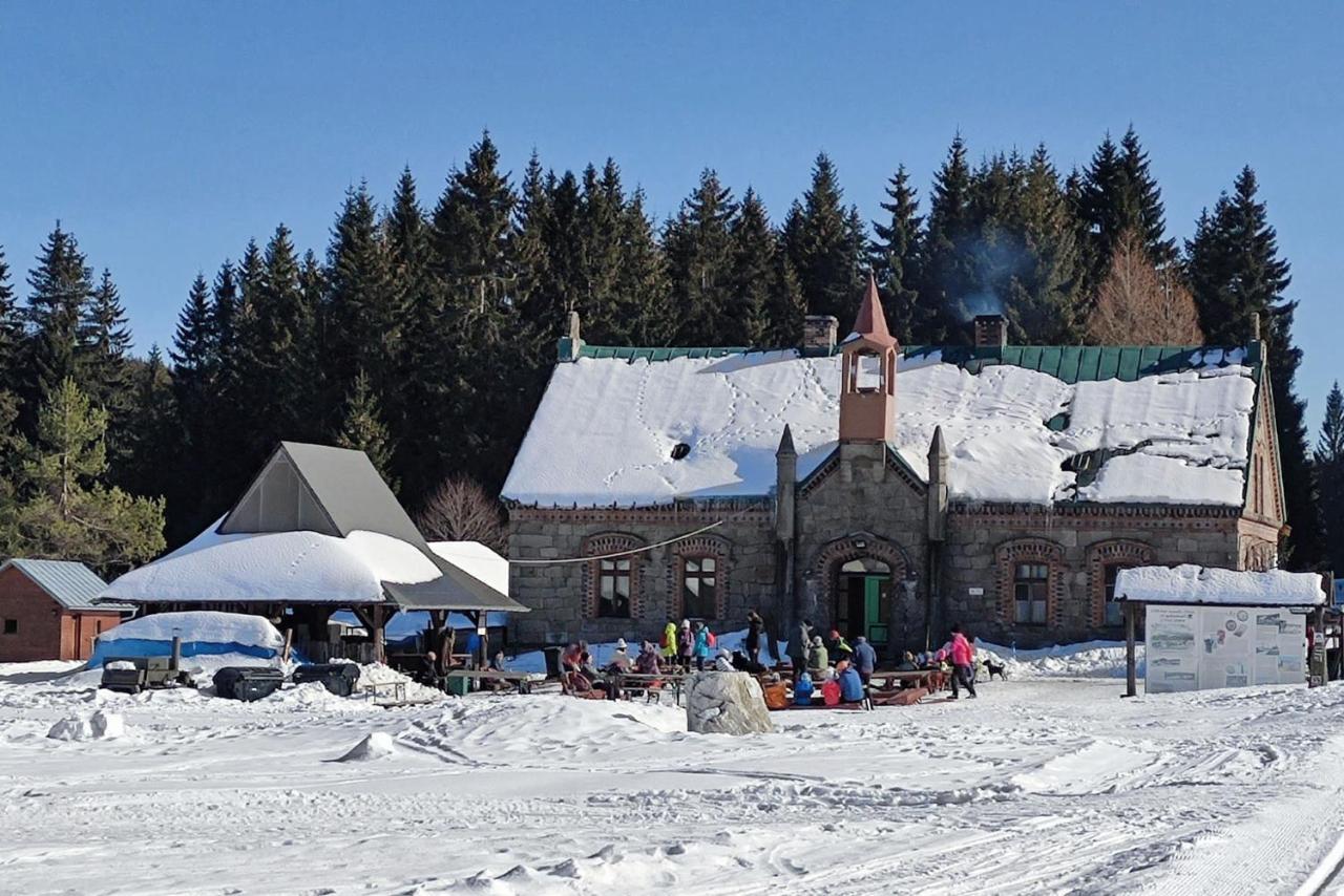 Enjoyharrachov - Atraktivni Klidny Klimatizovany Apartman 20 V Centru Harrachova S Parkovanim, Wifi-Wlan, Sat, Herni Konzoli, Ipad, Netflix Zdarma, Moznosti Dobijeni Auta, Vyhledem Do Zahrady A Na Romanticky Kostelik Ngoại thất bức ảnh