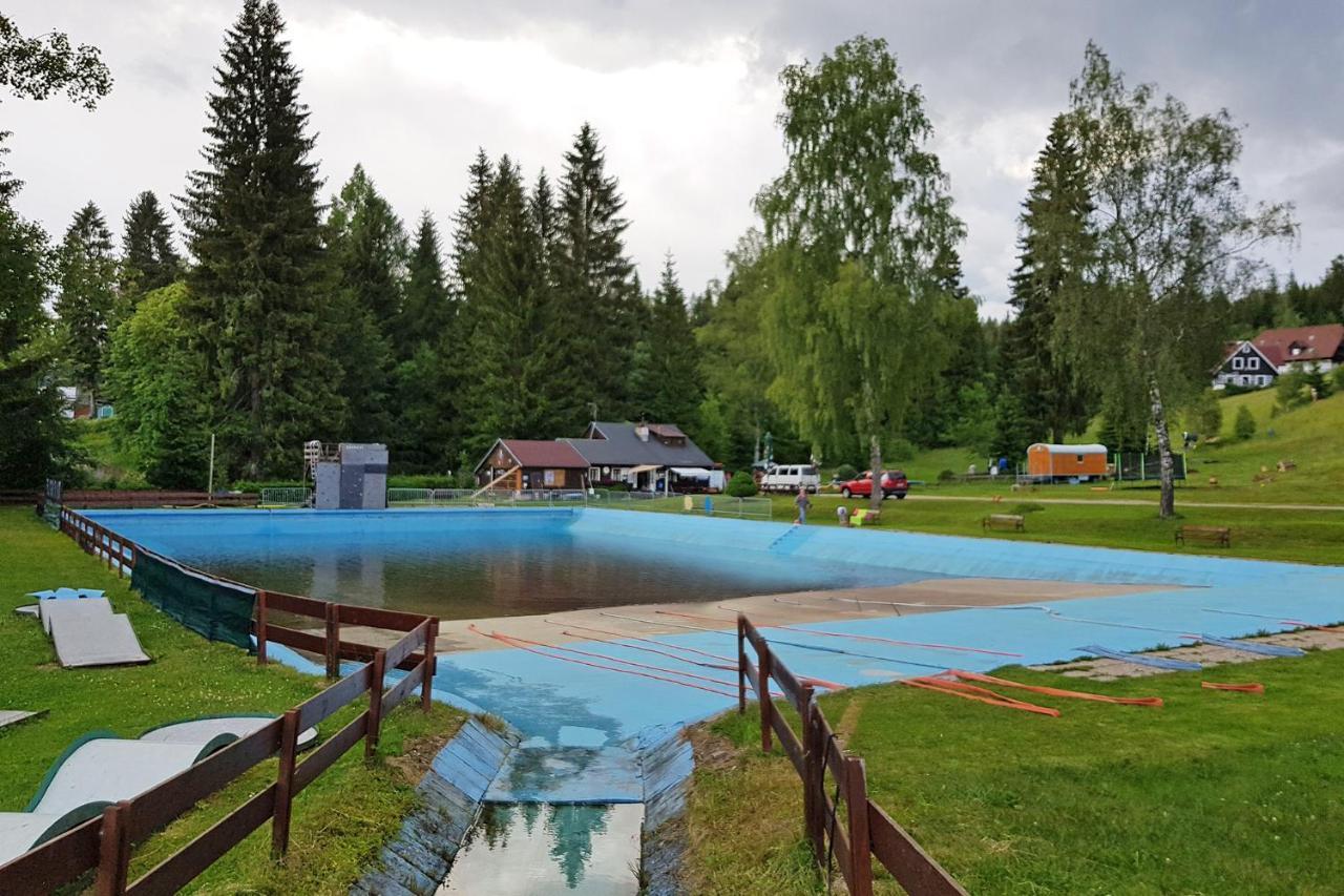 Enjoyharrachov - Atraktivni Klidny Klimatizovany Apartman 20 V Centru Harrachova S Parkovanim, Wifi-Wlan, Sat, Herni Konzoli, Ipad, Netflix Zdarma, Moznosti Dobijeni Auta, Vyhledem Do Zahrady A Na Romanticky Kostelik Ngoại thất bức ảnh