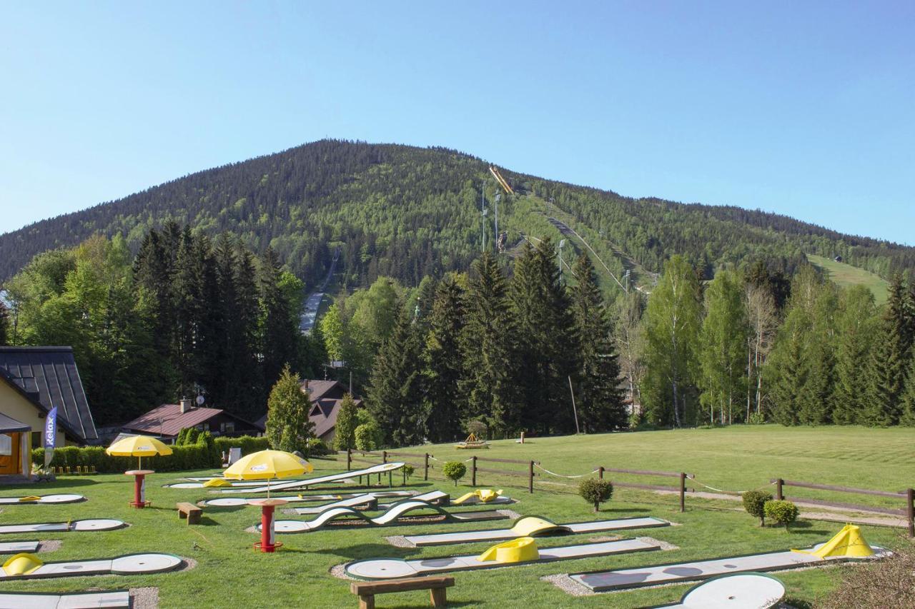 Enjoyharrachov - Atraktivni Klidny Klimatizovany Apartman 20 V Centru Harrachova S Parkovanim, Wifi-Wlan, Sat, Herni Konzoli, Ipad, Netflix Zdarma, Moznosti Dobijeni Auta, Vyhledem Do Zahrady A Na Romanticky Kostelik Ngoại thất bức ảnh