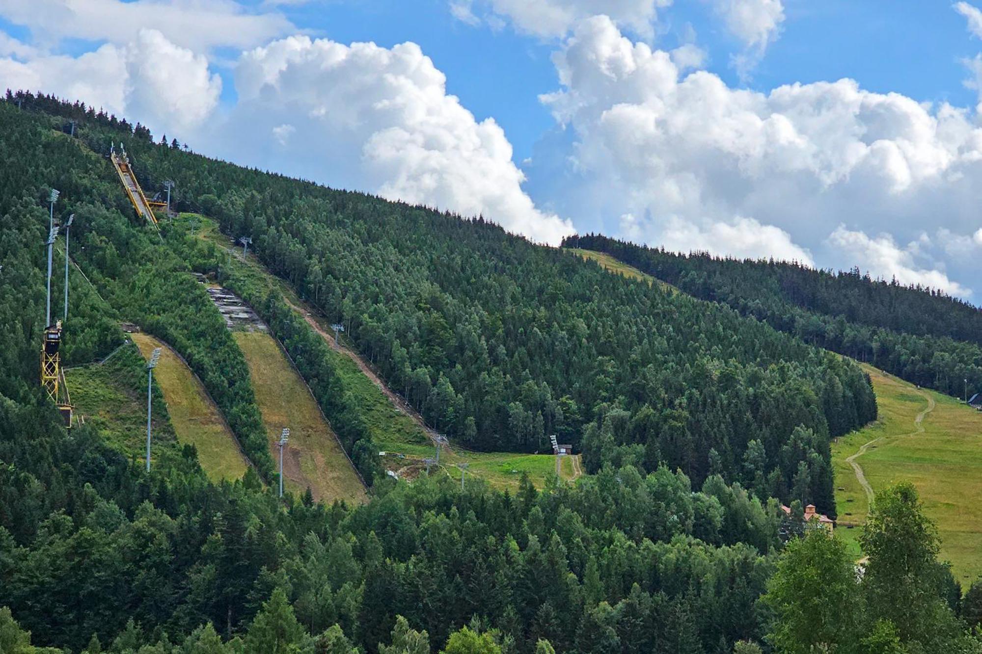 Enjoyharrachov - Atraktivni Klidny Klimatizovany Apartman 20 V Centru Harrachova S Parkovanim, Wifi-Wlan, Sat, Herni Konzoli, Ipad, Netflix Zdarma, Moznosti Dobijeni Auta, Vyhledem Do Zahrady A Na Romanticky Kostelik Ngoại thất bức ảnh