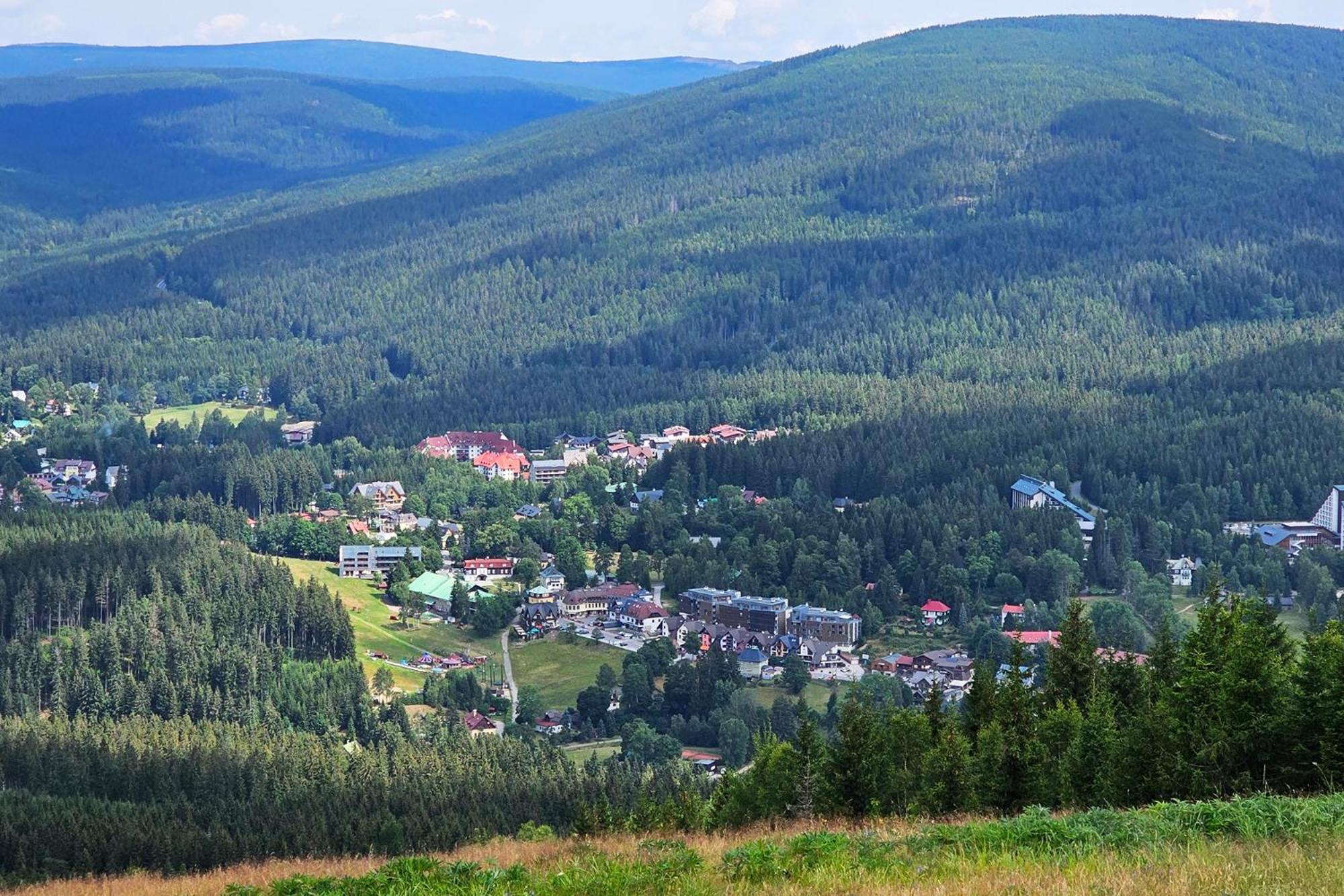 Enjoyharrachov - Atraktivni Klidny Klimatizovany Apartman 20 V Centru Harrachova S Parkovanim, Wifi-Wlan, Sat, Herni Konzoli, Ipad, Netflix Zdarma, Moznosti Dobijeni Auta, Vyhledem Do Zahrady A Na Romanticky Kostelik Ngoại thất bức ảnh