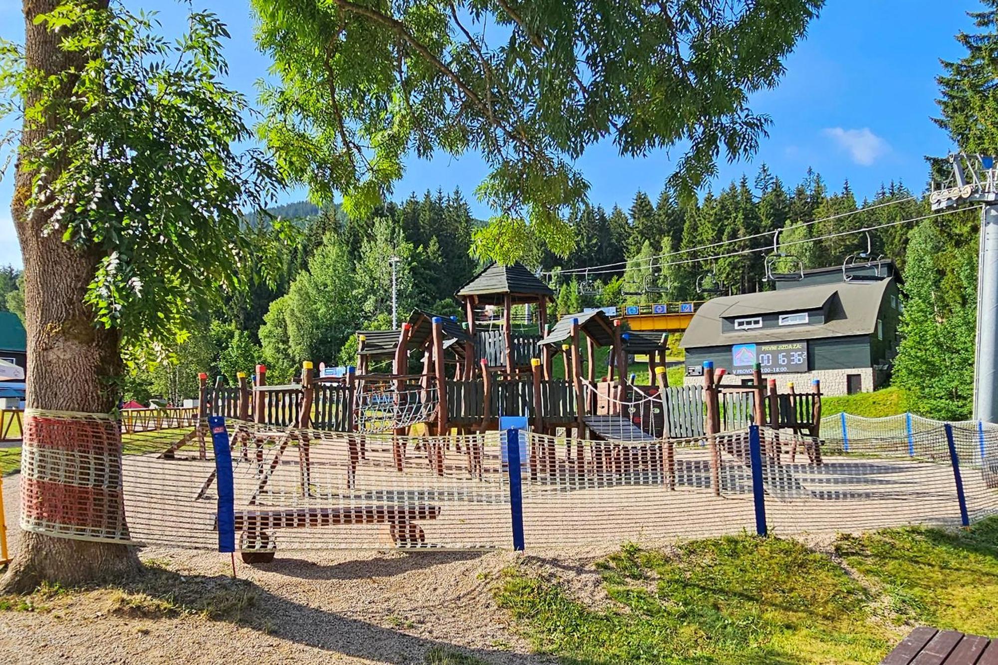 Enjoyharrachov - Atraktivni Klidny Klimatizovany Apartman 20 V Centru Harrachova S Parkovanim, Wifi-Wlan, Sat, Herni Konzoli, Ipad, Netflix Zdarma, Moznosti Dobijeni Auta, Vyhledem Do Zahrady A Na Romanticky Kostelik Ngoại thất bức ảnh