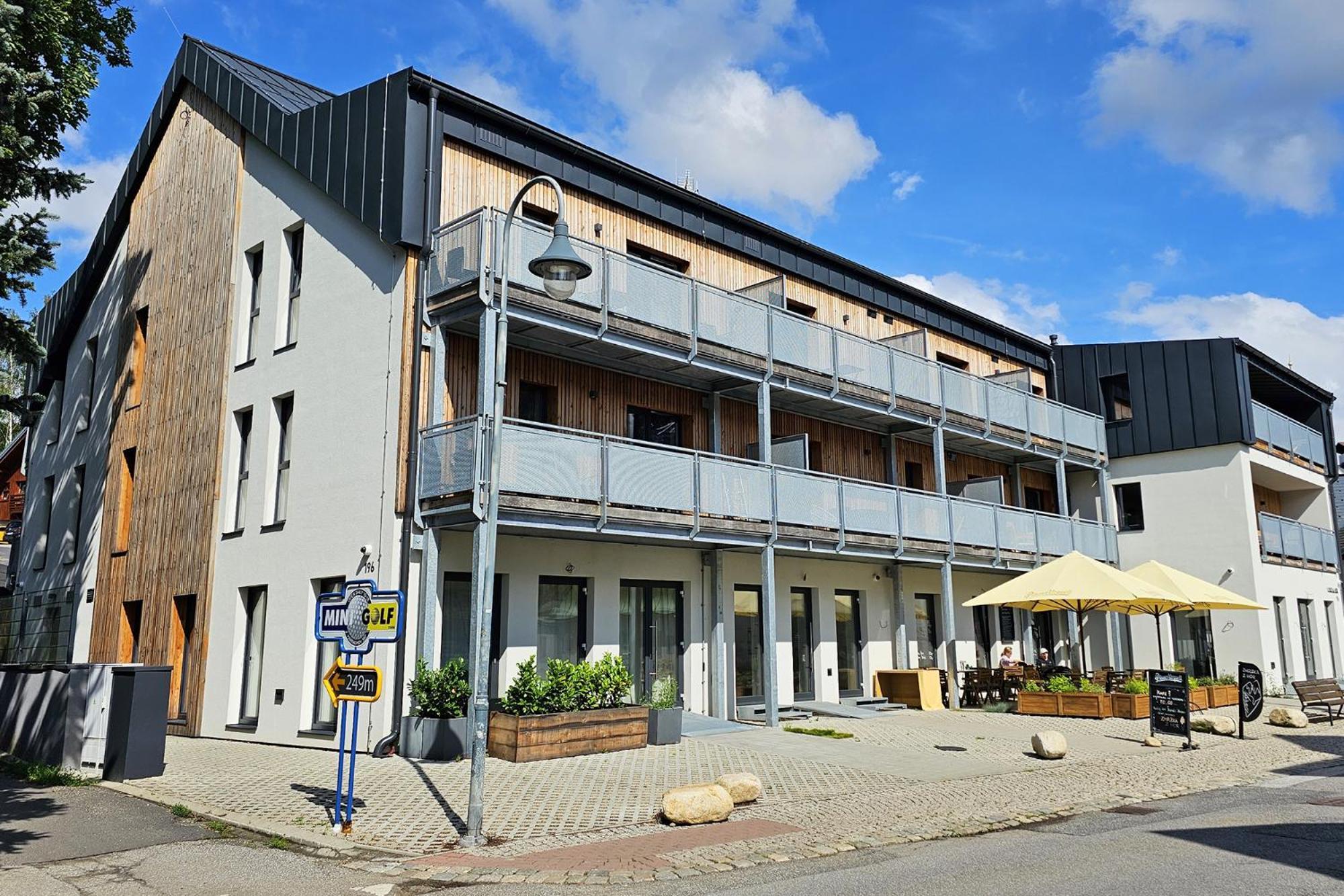 Enjoyharrachov - Atraktivni Klidny Klimatizovany Apartman 20 V Centru Harrachova S Parkovanim, Wifi-Wlan, Sat, Herni Konzoli, Ipad, Netflix Zdarma, Moznosti Dobijeni Auta, Vyhledem Do Zahrady A Na Romanticky Kostelik Ngoại thất bức ảnh