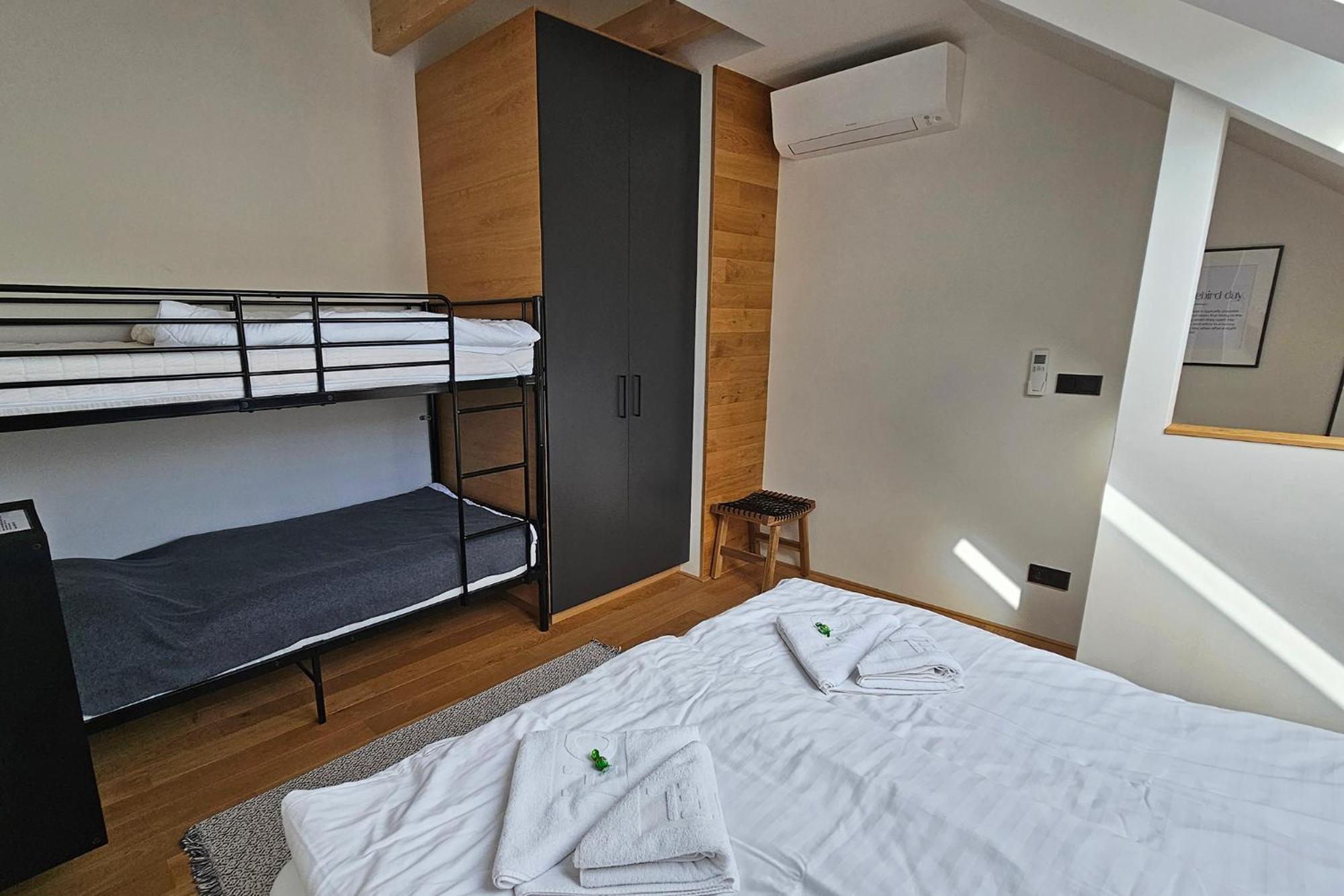 Enjoyharrachov - Atraktivni Klidny Klimatizovany Apartman 20 V Centru Harrachova S Parkovanim, Wifi-Wlan, Sat, Herni Konzoli, Ipad, Netflix Zdarma, Moznosti Dobijeni Auta, Vyhledem Do Zahrady A Na Romanticky Kostelik Ngoại thất bức ảnh